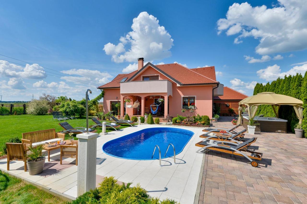 Holiday Villa Rita , Ideal For Families, Pool, Large Childrens Playground Varaždin Exterior foto