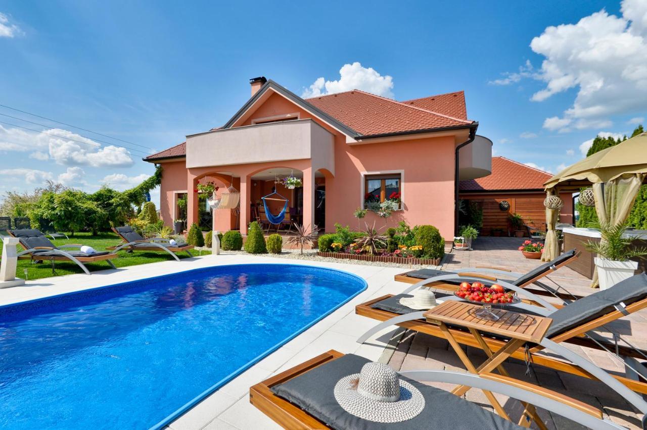 Holiday Villa Rita , Ideal For Families, Pool, Large Childrens Playground Varaždin Exterior foto