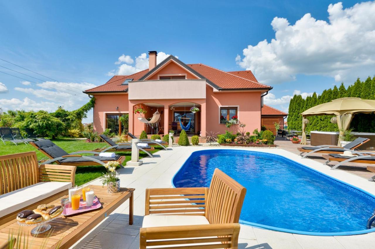 Holiday Villa Rita , Ideal For Families, Pool, Large Childrens Playground Varaždin Exterior foto