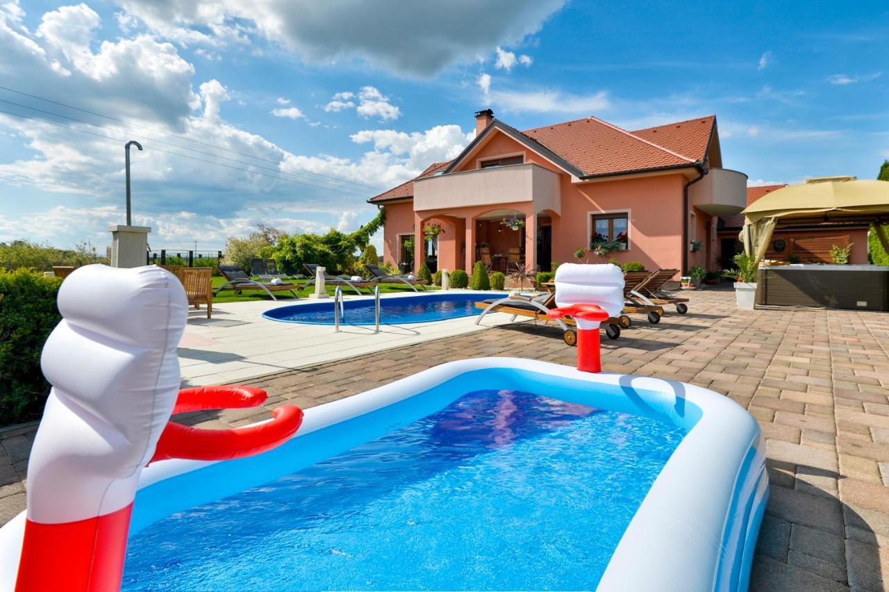 Holiday Villa Rita , Ideal For Families, Pool, Large Childrens Playground Varaždin Exterior foto