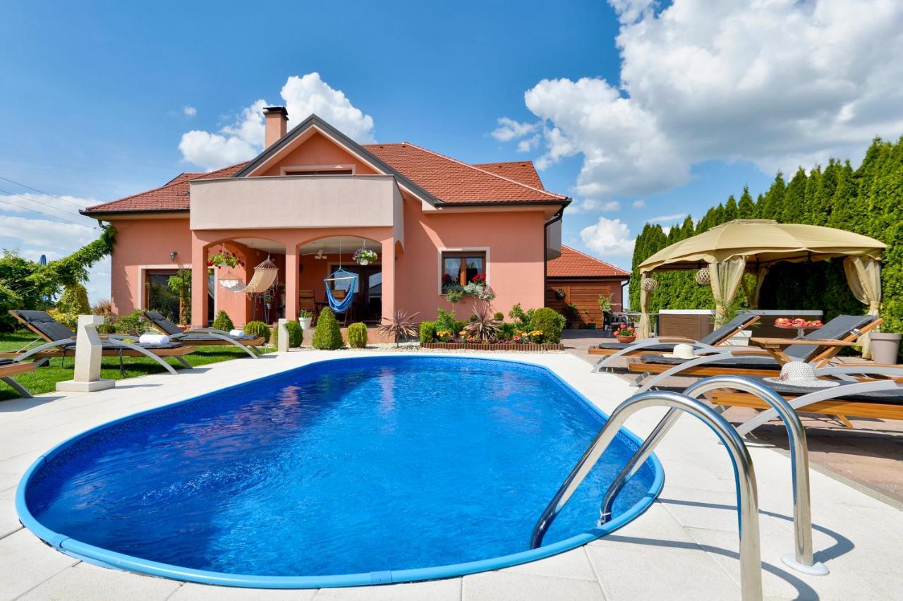 Holiday Villa Rita , Ideal For Families, Pool, Large Childrens Playground Varaždin Exterior foto