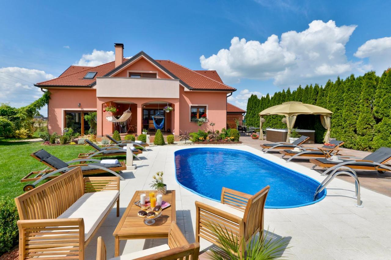 Holiday Villa Rita , Ideal For Families, Pool, Large Childrens Playground Varaždin Exterior foto